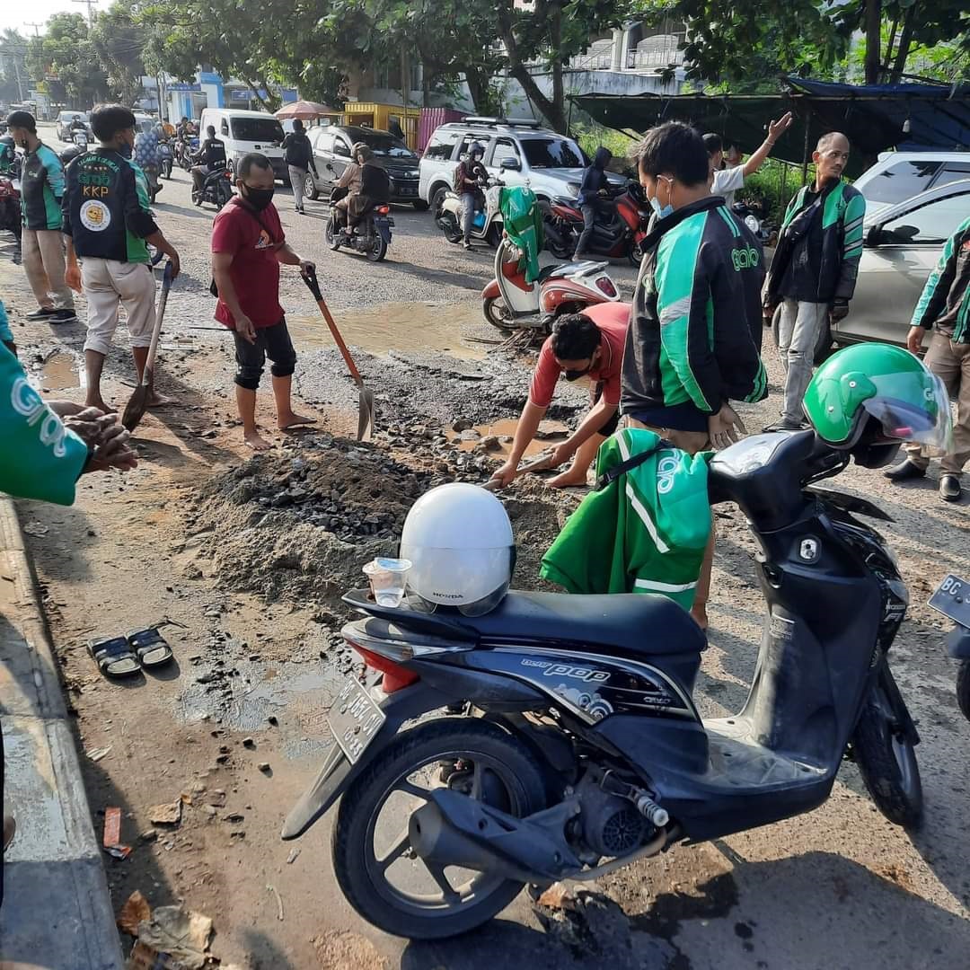 Driver Grab Keroyokan Tambal Jalan Berlubang, Warga Respect