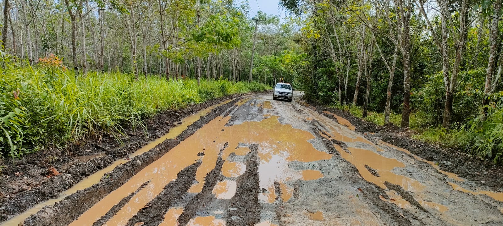 Dampak Proyek Tol, Jalan Talang Batu Jadi Kubangan Lumpur