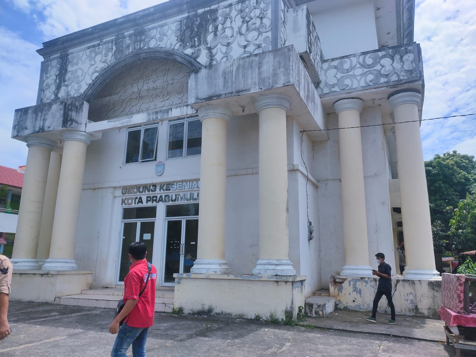 Pilar Penyangga Gedung Kesenian Duspra Retak dan Amblas