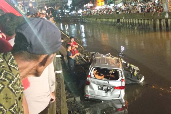 Inilah Fakta-Fakta Mobil Penabrak 2 Warga hingga Dirusak dan Diceburkan ke Sungai