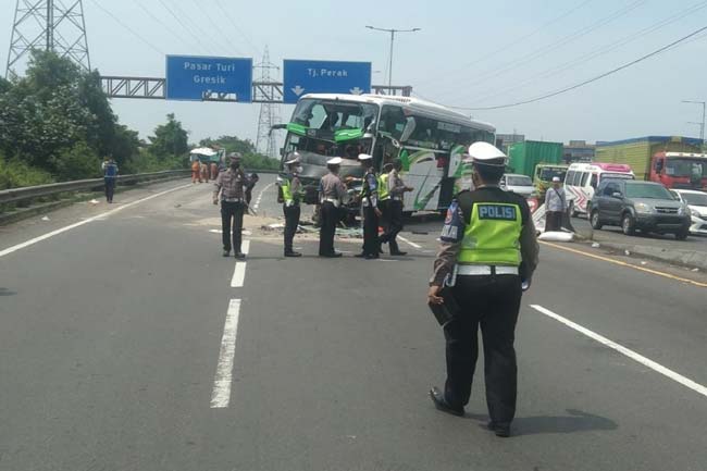 Bus Peziarah Asal Palembang Tabrak Truk di Tol Surabaya, 3 Orang Tewas