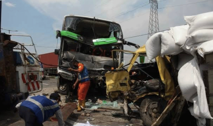 Penumpang Bus Penyebab Tabrakan di Tol Dupak Sempat Mengamuk di Ampel