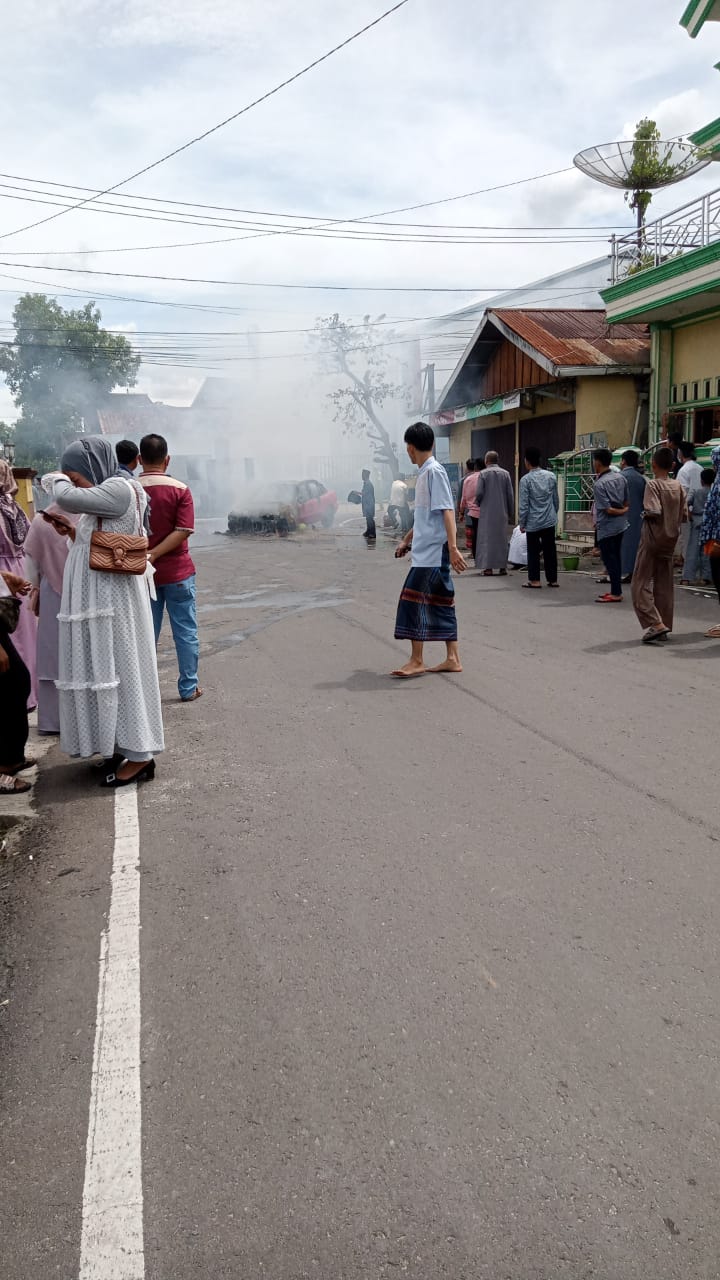 Diduga Konsleting Listrik, Mobil Timor Merah Hangus Terbakar