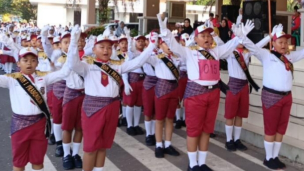 Meriahkan HUT RI ke-79, Warga Prabumulih Antusias Nonton Lomba Gerak Jalan