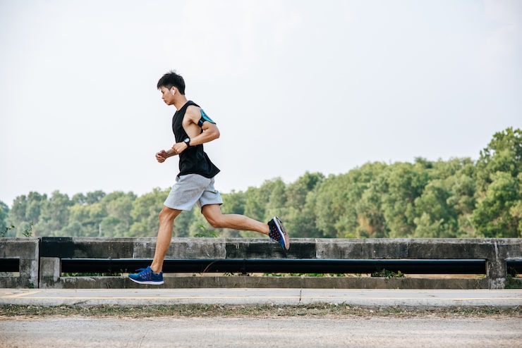 Jangan Asal Beli! Ini 6 Tips Memilih Sepatu Lari untuk Pemula