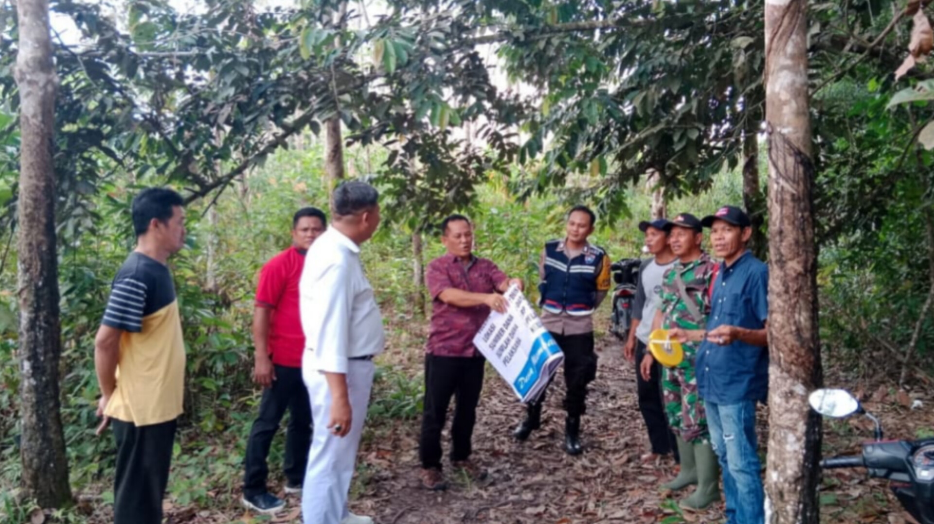 Babinsa Desa Lubuk Tampui, Cek Lokasi Lahan yang Bakal Dijadikan Jalan Setapak Penghubung antar Dusun 