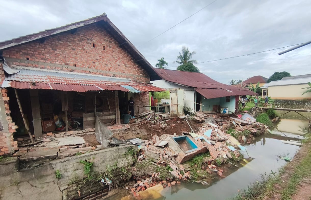 Dinding Talud Rusak, 1 Rumah dan Bedeng Terancam Amblas di Majasari