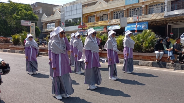 Peserta Gerak Jalan Nomor Urut 032 Tampil Memukau, Variasi Dhamir