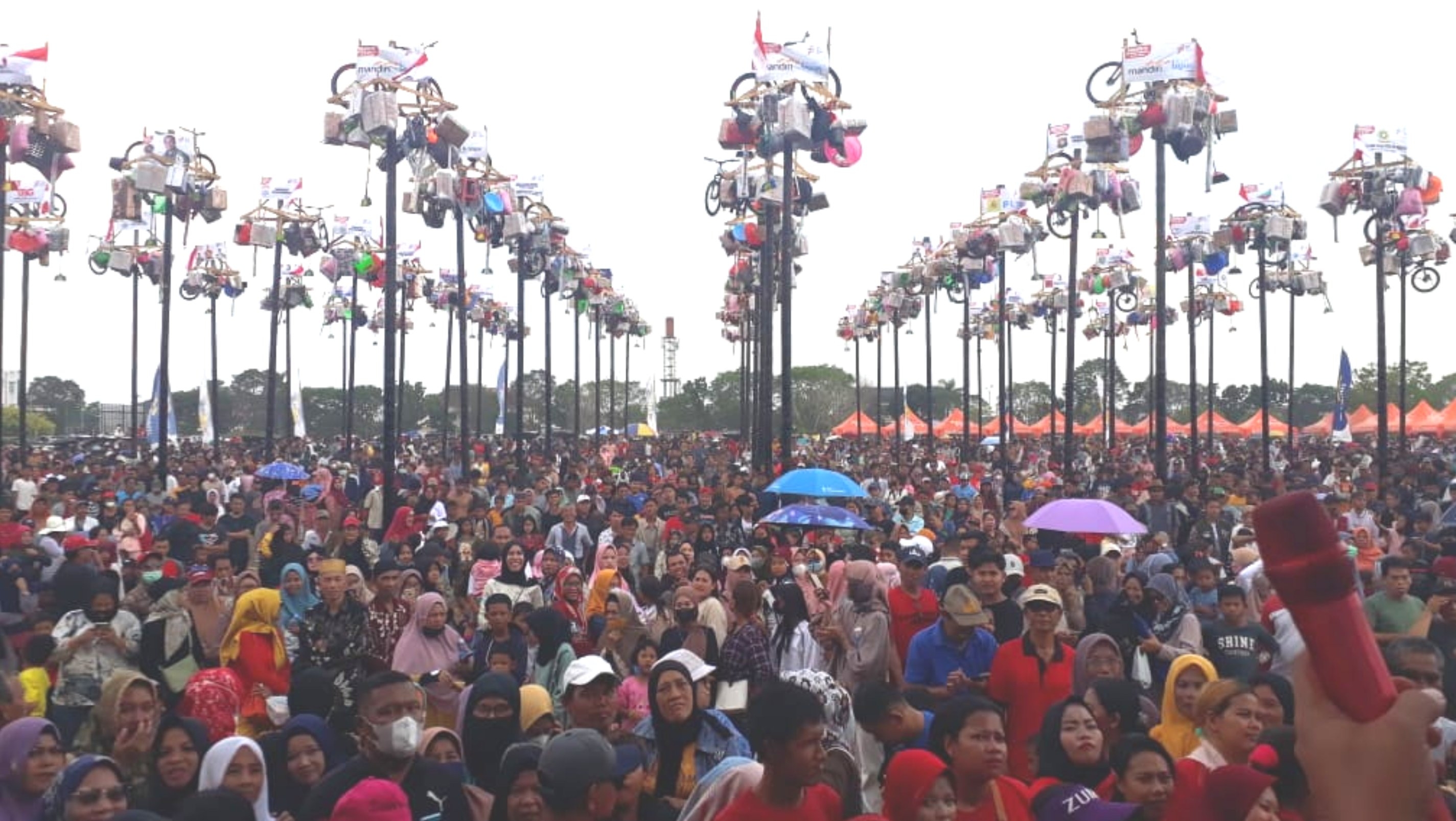 Bukan Kaleng - kaleng, Panjat 78 Pinang Sumatera Ekspres Bikin Takjub Wong Palembang 