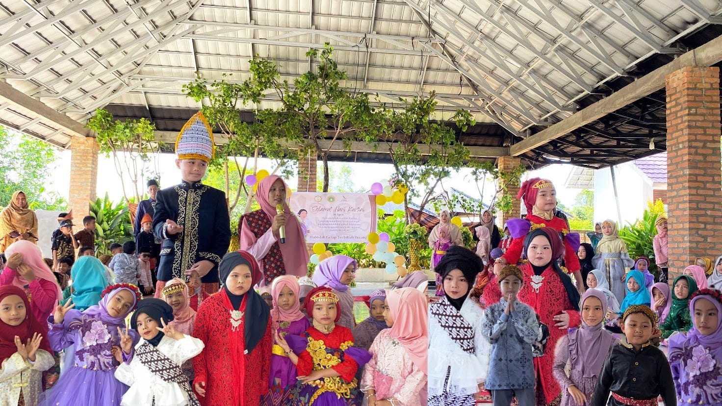 Semarakkan Hari Kartini, Sekolah Al Malik Prabumulih Gelar Fashion Show dan Lomba Puisi 