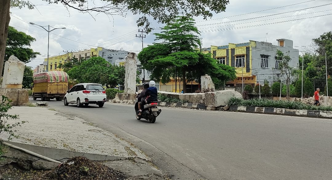 Tiga Bulan Pasca Tabrakan, Gerbang Ikon Kota Prabumulih Belum Diperbaiki