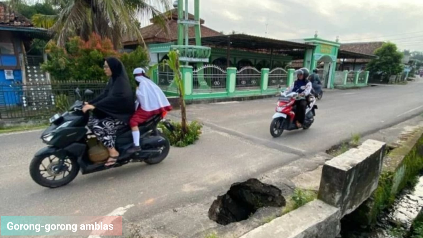 Jalan Gorong - Gorong di Prabumulih Amblas, Warga Was - Was Melintas 