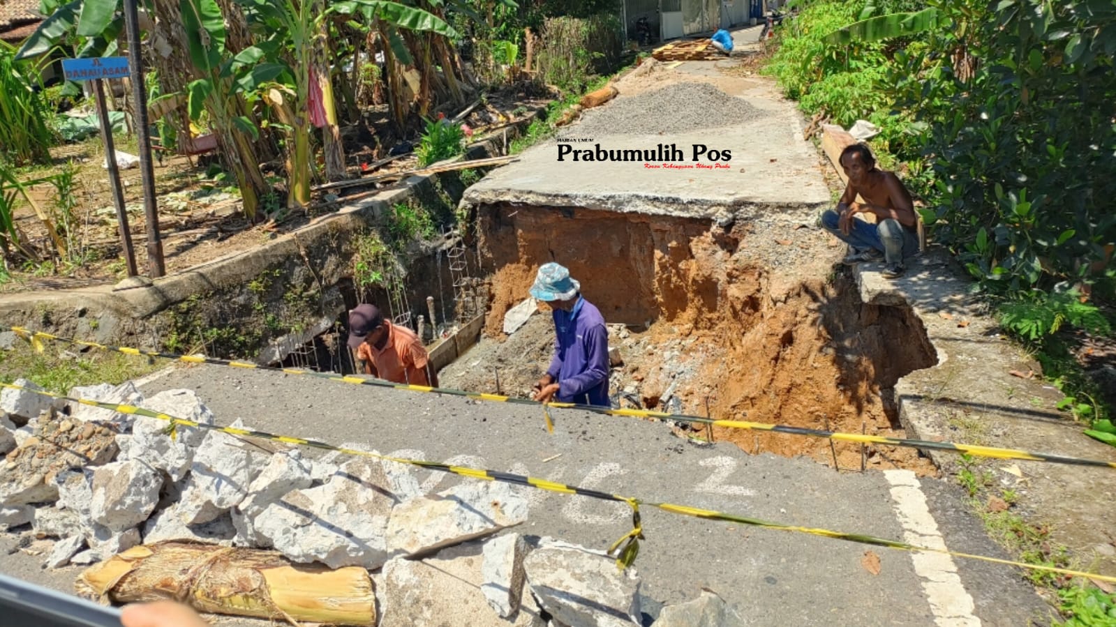 Jalan Amblas di Danau Asam Akhirnya Diperbaiki, Warga Lega