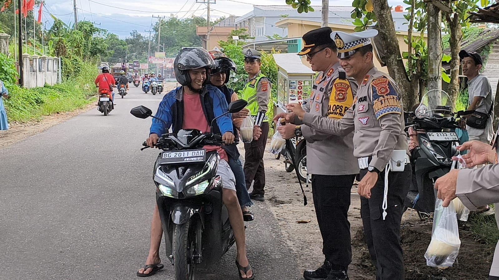 Kapolres Prabumulih Turun ke Jalan, Bagikan Takjil dan Ingatkan Keselamatan Berkendara