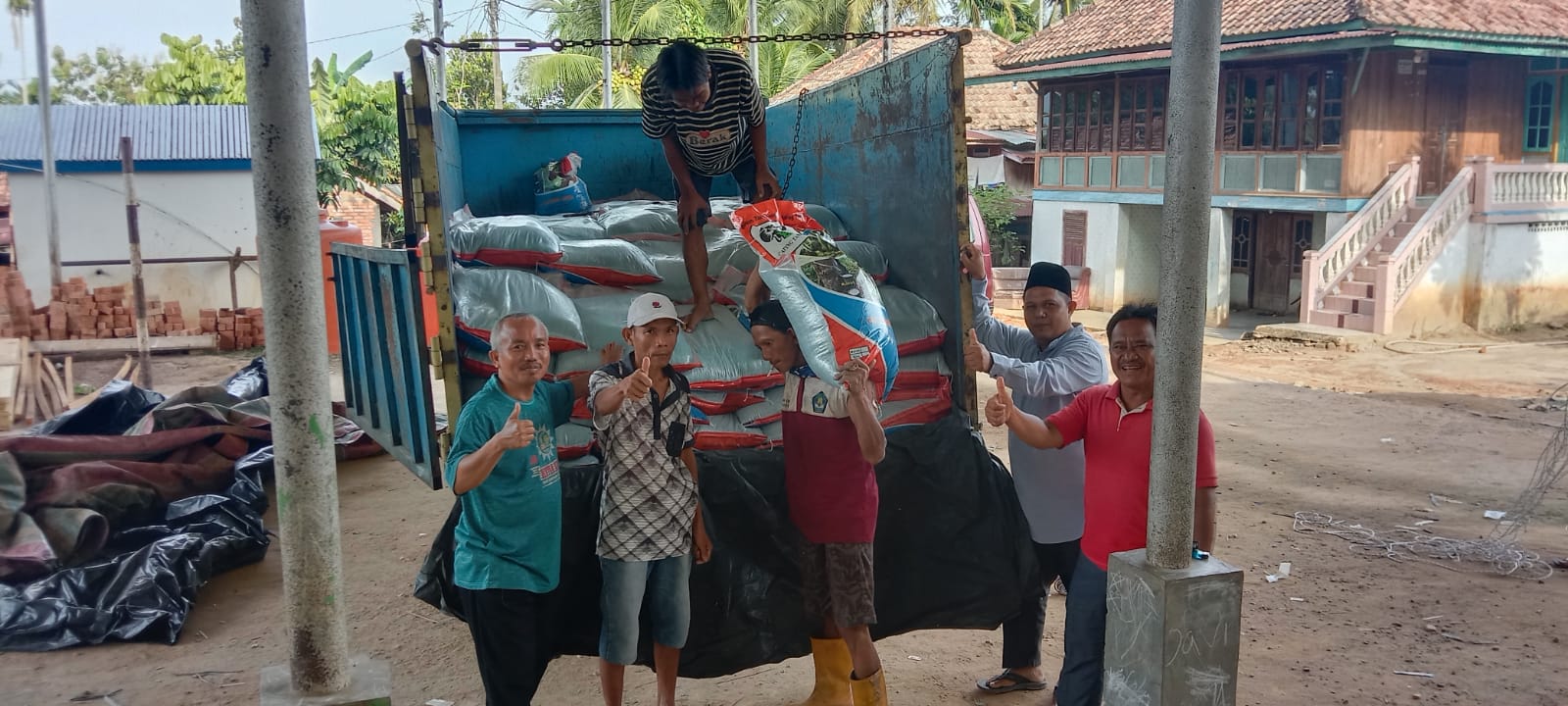 Bantu Petani Penuhi Pupuk, BUMDes Sinar Rambang Siapkan Pupuk Pembayaran Dicicil