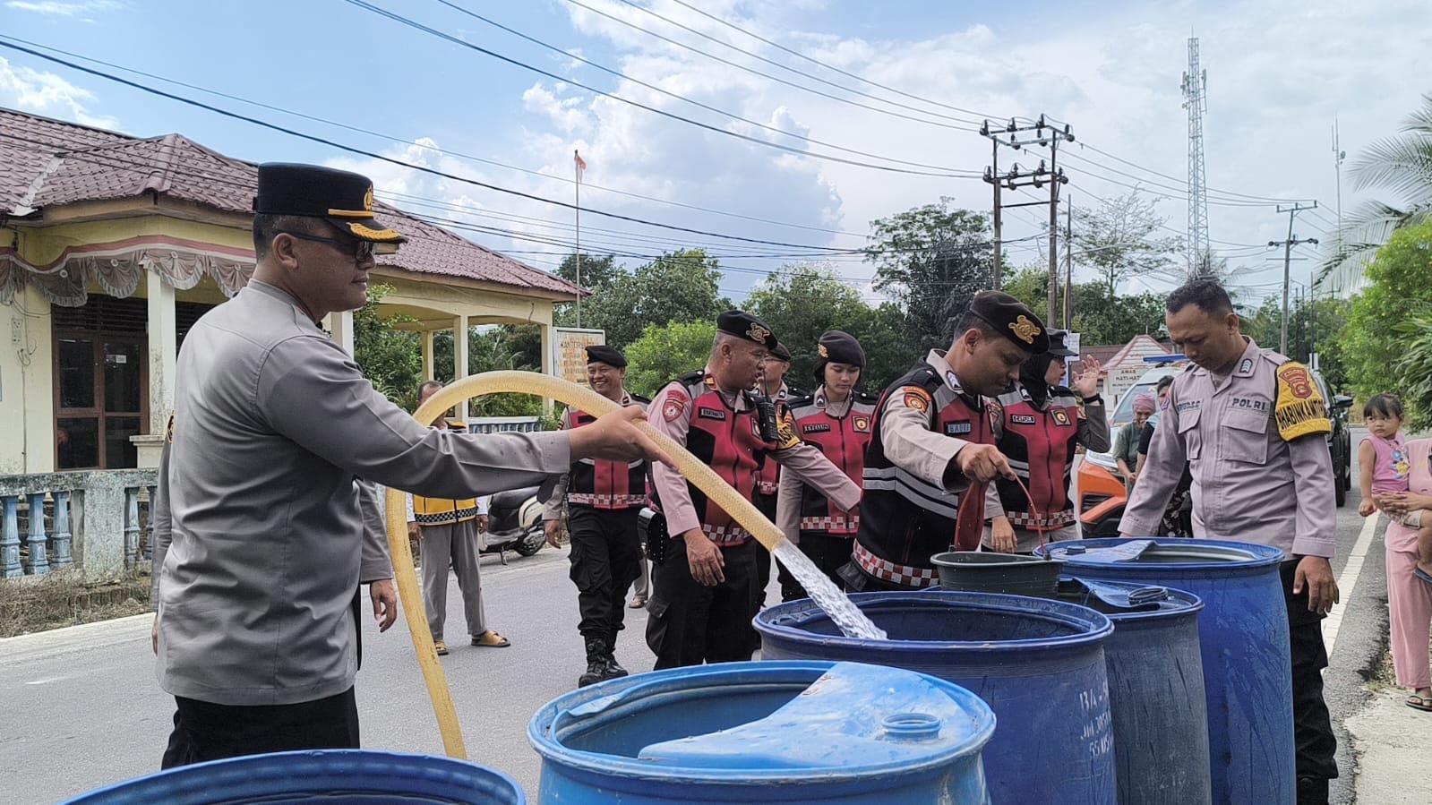 Polres Prabumulih Gelar Bakti Sosial, Bagikan Air Bersih dan Sembako untuk Warga Terdampak Kekeringan