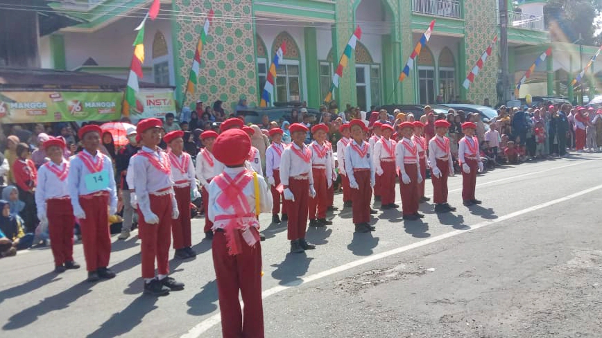 Ganteng Cowoknyo Cantik Ceweknyo! Yel Yel SDN 14 Semende Darat Laut Bikin Penonton Senyum