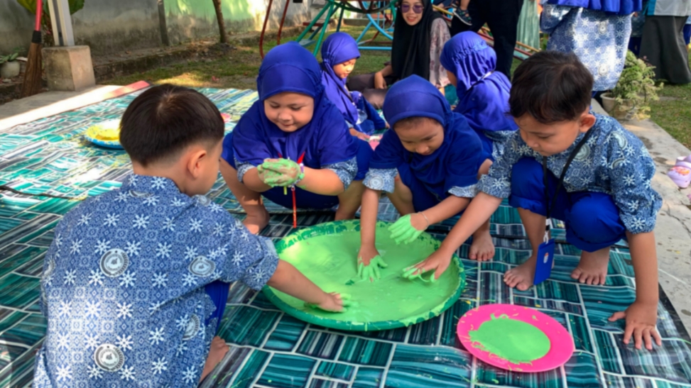 TK IT Al-Hasanah Suguhkan Pembelajaran Kreatif Lewat Eksplorasi Basah