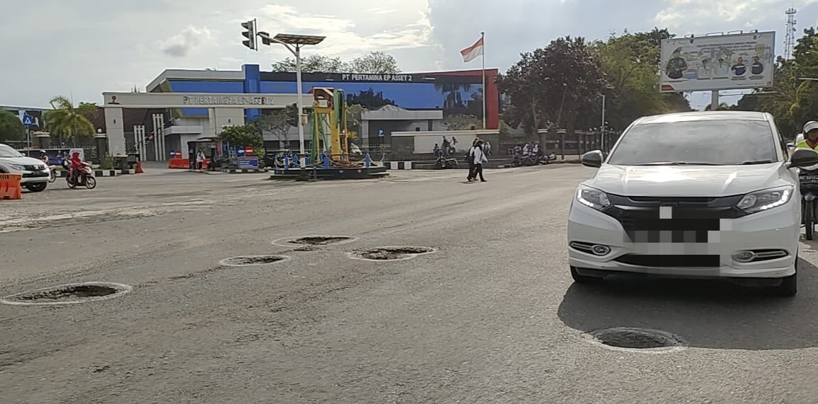 Hati-Hati, Banyak Lubang Menganga di Jalan Sudirman