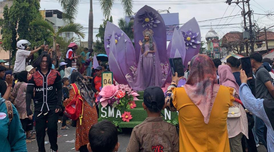 Abadikan Momen Karnaval, Penonton Sigap Ambil Gambar Putri Kembang Seduhok