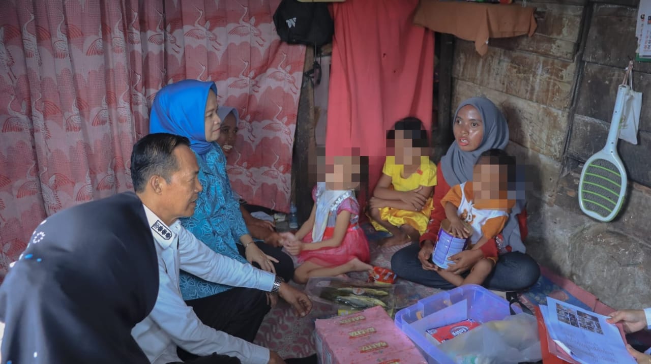 Pj Wako Prabumulih didampingi Ketua PKK Sambangi Kediaman 5 Anak Penderita Stunting