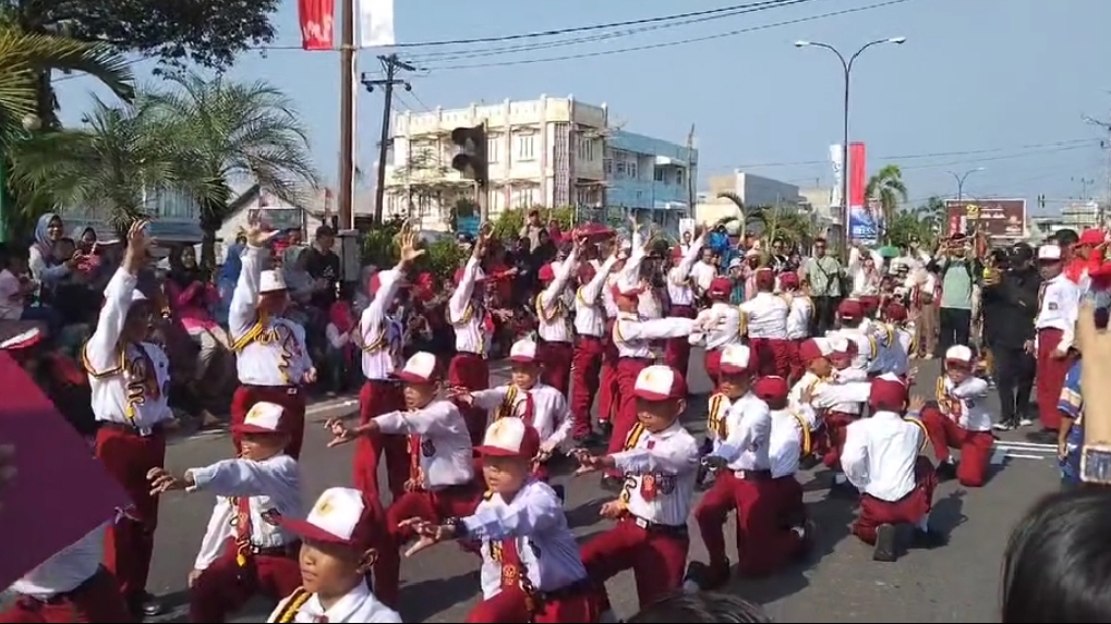 Atraksi SDN 39 Prabumulih Kreatif dan Lucu, Gerak Jalan di Prabumulih Jadi Perhatian Warga