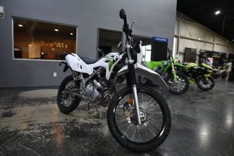 Kawasaki KX112 2026 vs Yamaha YZ85 LW, Mana Motor Supermini Terbaik?