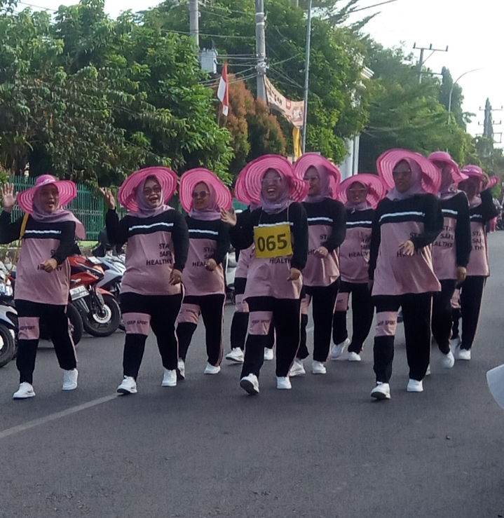Peserta Gerak Jalan Tampil Ceria dengan Kostum Penuh Warna  
