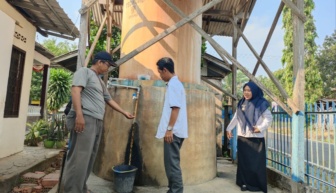 Sumur Kering, Warga Karang Raja Ambil Air di Kantor Kelurahan 