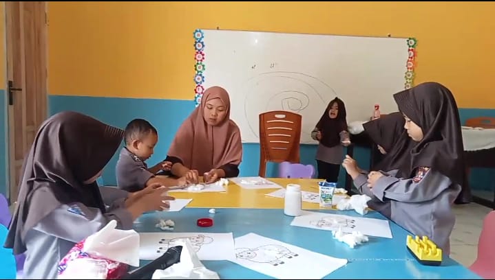 Seru dan Edukatif, TK IT Shoutul Quran Prabumulih Asah Motorik Lewat Kolase Domba