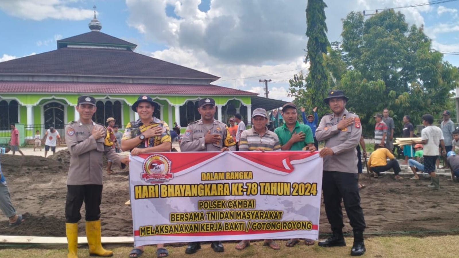 Keren! Polisi Polsek Cambai Prabumulih Bantu Warga Gotong Royong Pasang Conblok di Halaman Masjid Al Muttaqin 