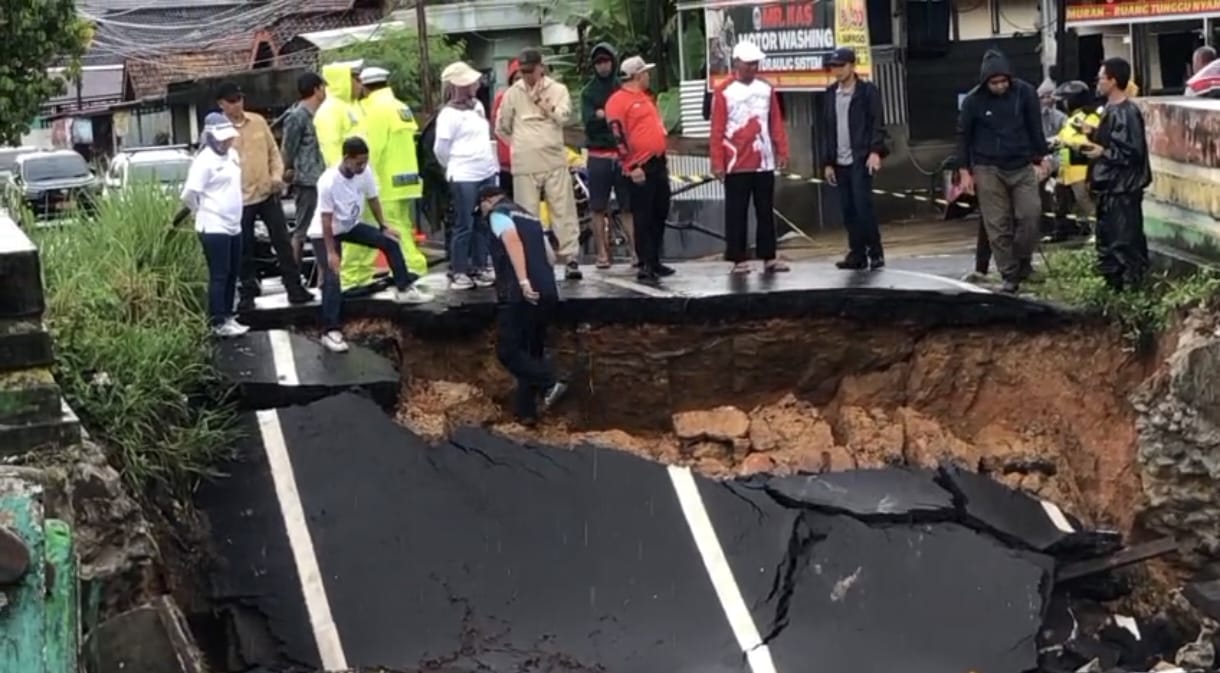 Jembatan Kelekar Amblas, Wali Kota Prabumulih Turun Langsung ke Lokasi