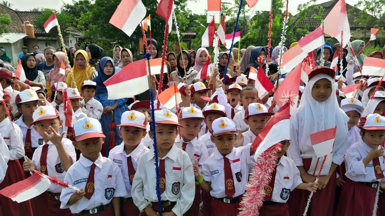 Kobarkan Semangat 45, Ratusan Pelajar Desa Jiwa Baru Gelar Pawai Bendera Merah Putih 
