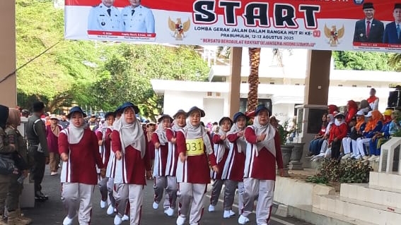 SD Negeri 77 Prabumulih Ramaikan Lomba Gerak Jalan dalam Rangka HUT RI