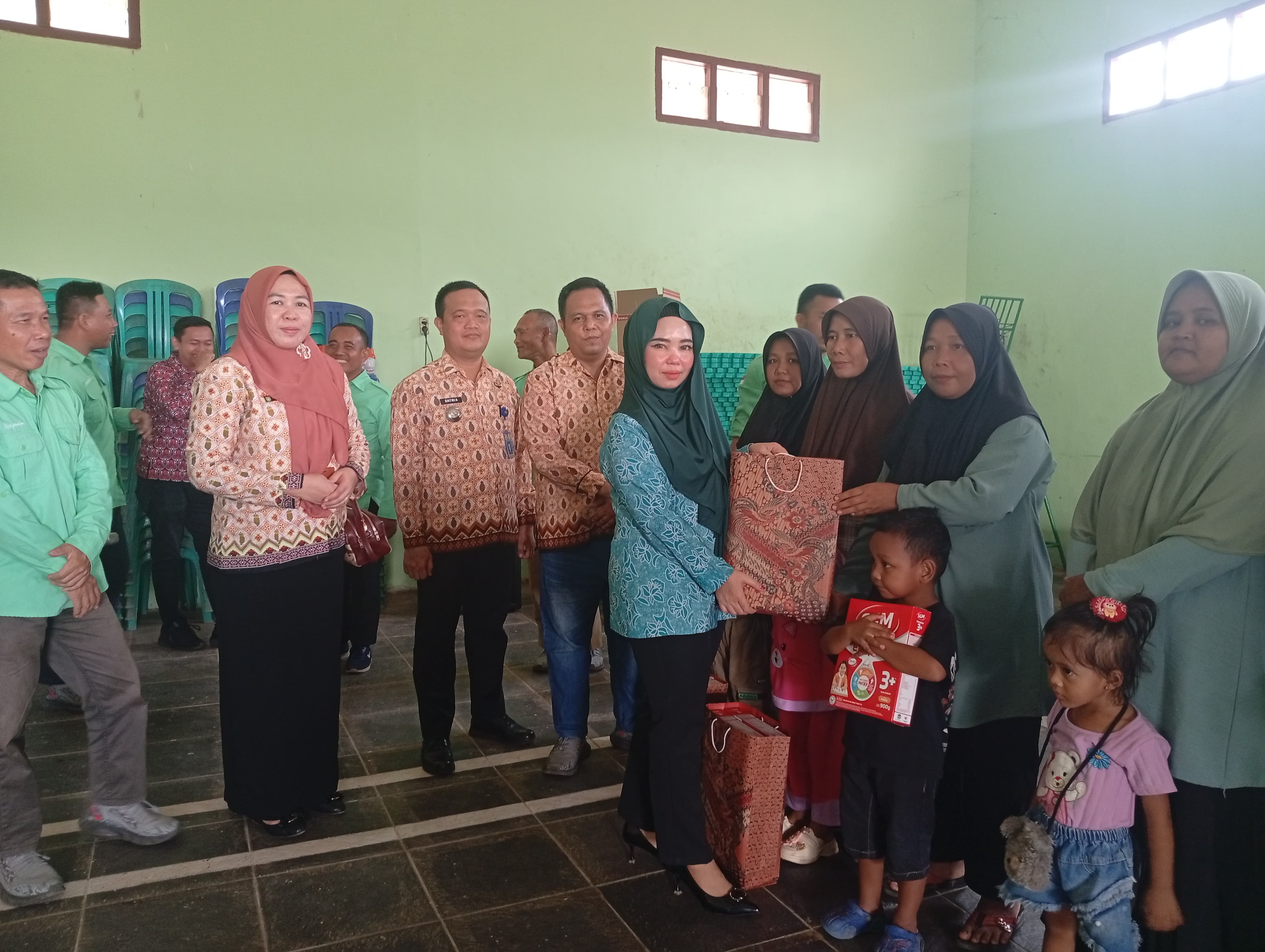 Pemerintah Desa Sinar Rambang Salurkan Bantuan Nutrisi untuk Balita dan Ibu Hamil