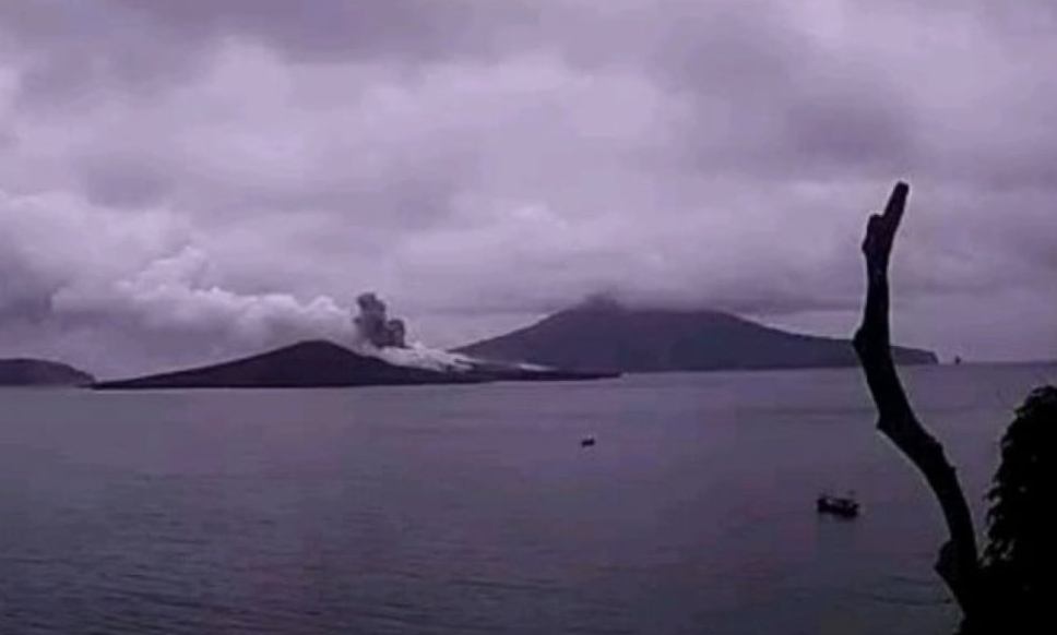 Gunung Anak Krakatau Lontarkan Abu Setinggi 100 Meter
