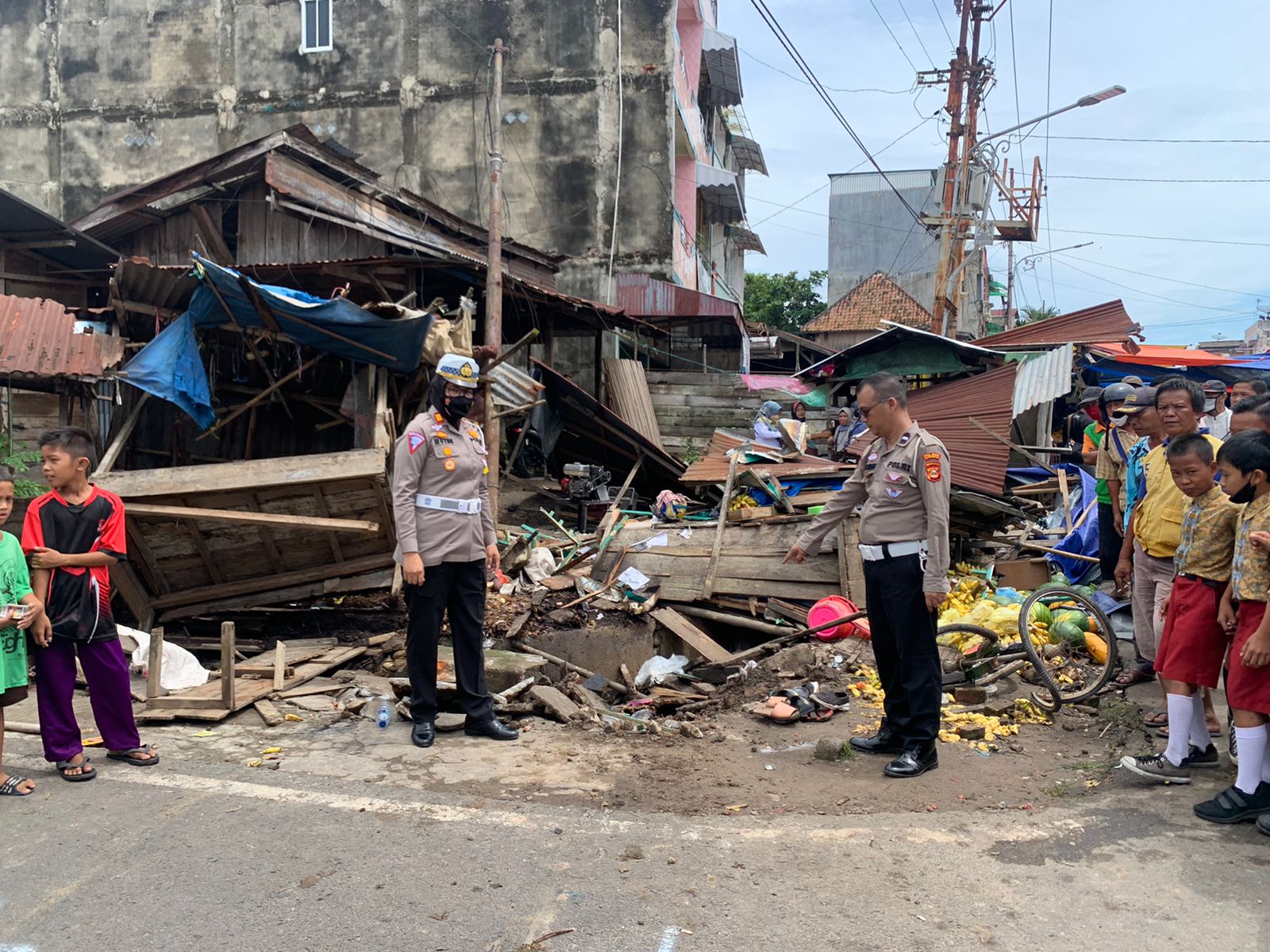 Diduga Rem Blong, Truk Hantam Pedagang Martabak