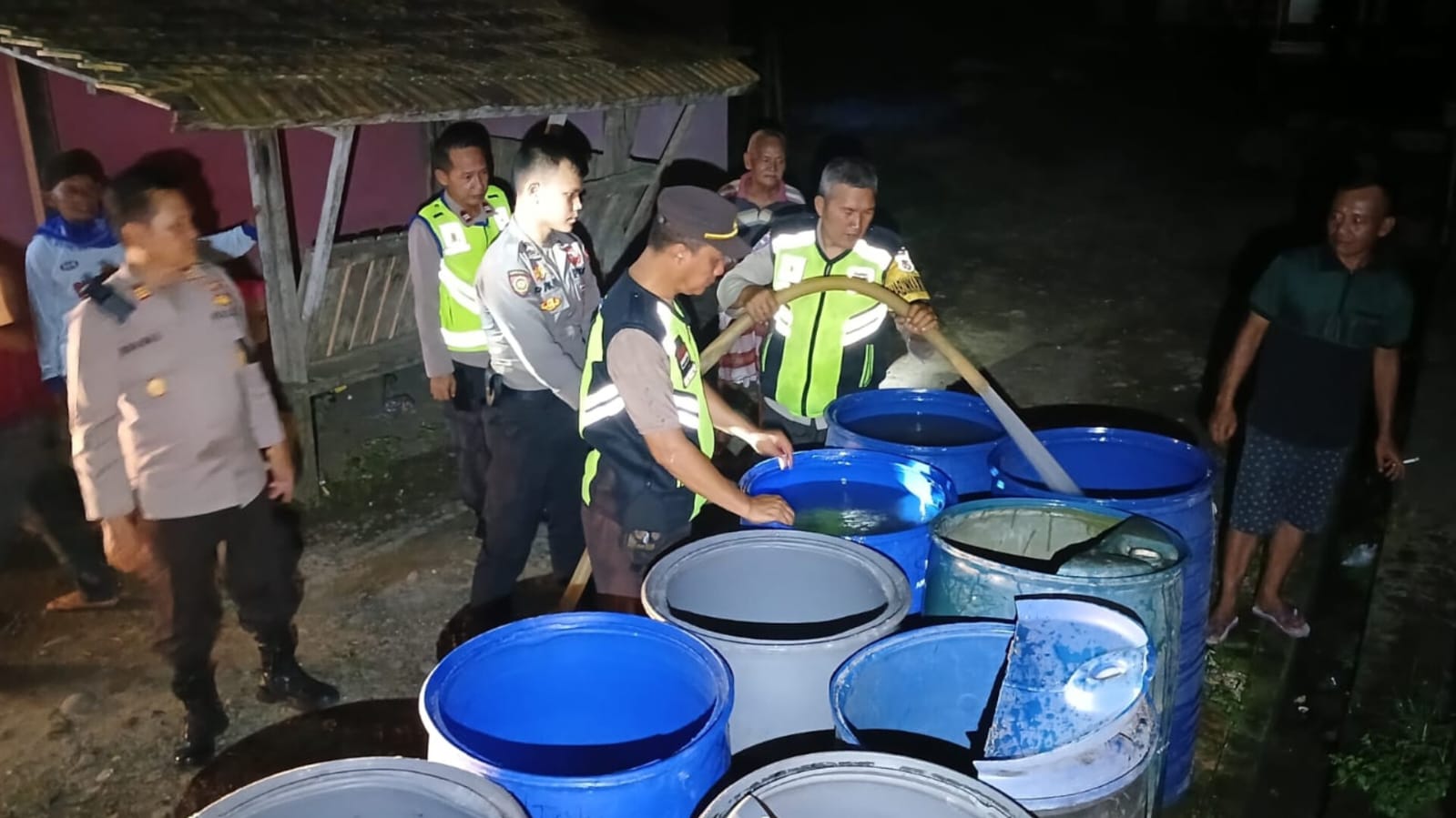 Polres Prabumulih Distribusikan Air Bersih, ke Warga Terdampak Pemadaman Lampu  