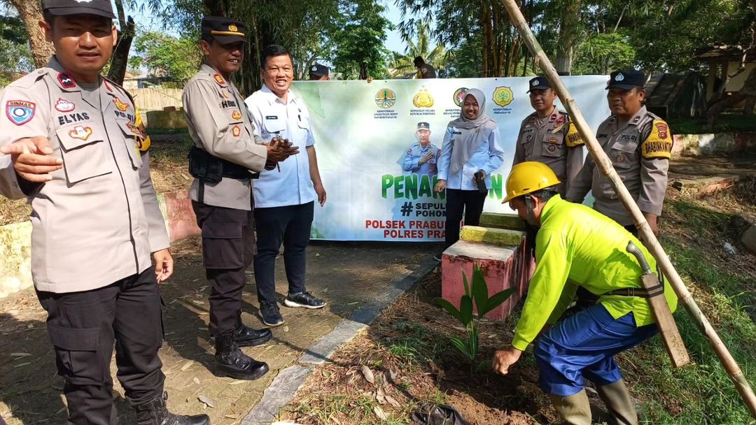 Penghijauan, Polisi Prabumulih Tanam Pohon di Taman Gunung Ibul 
