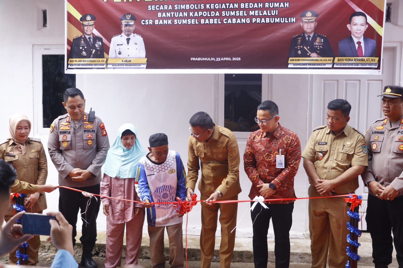 Dua Warga Prabumulih Terima Bantuan Program Bedah Rumah dari Kapolda Sumsel
