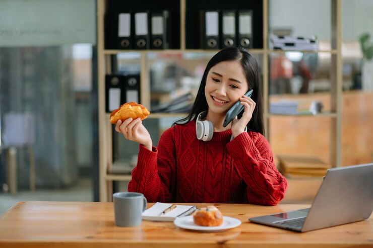 Bahaya Makan Siang Sambil Bekerja, Jangan Anggap Remeh Dampaknya