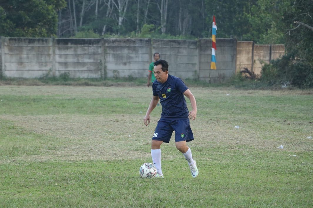 Hobi Olahraga, Ridho Yahya Satu - Satunya Kepala Daerah di Indonesia yang Aktif Bermain Sepak Bola 