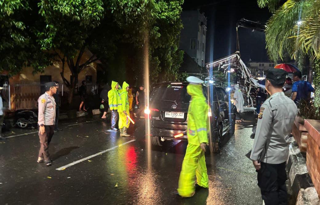 Cuaca Ekstrem Terjang Prabumulih, Baleho Roboh Timpa Mobil dan Atap Rumah Warga Terbang