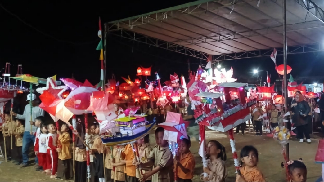 Semarak HUT RI ke-81, Siswa SDN 05 Lubai Ramaikan Pawai Obor di Malam 17 Agustus