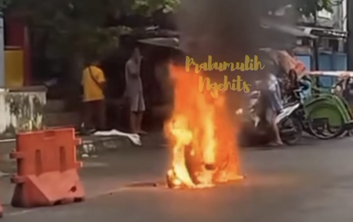 Motor Mendadak Terbakar di Pusat Kota Prabumulih, Warga dan Polisi Sigap Padamkan Api