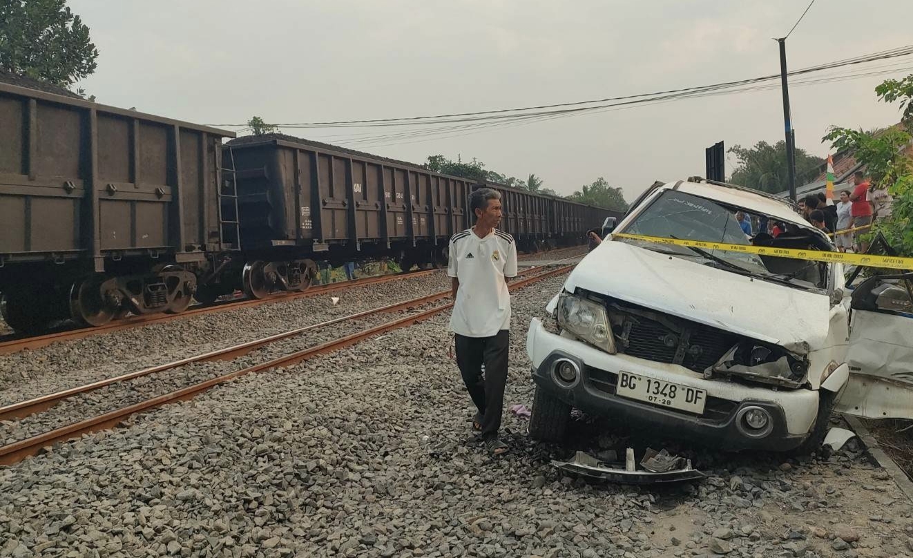 Klakson KA Bukit Serelo Dibunyikan 35 Kali, Panther Tetap Melintas di Rel Pakjo: Mobil Terseret 20 Meter 