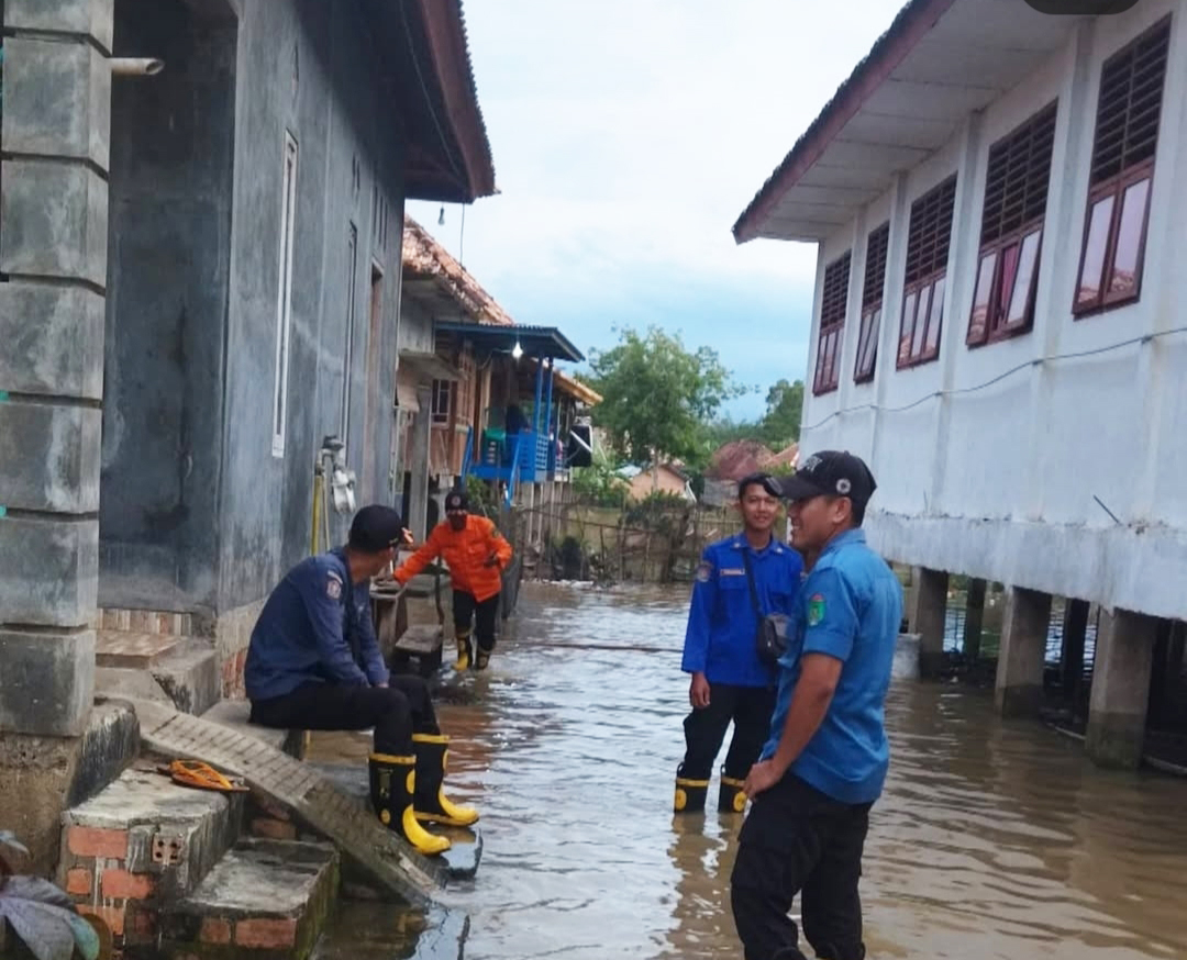 4 KK Terpaksa Mengungsi Akibat Banjir yang Tak Kunjung Surut