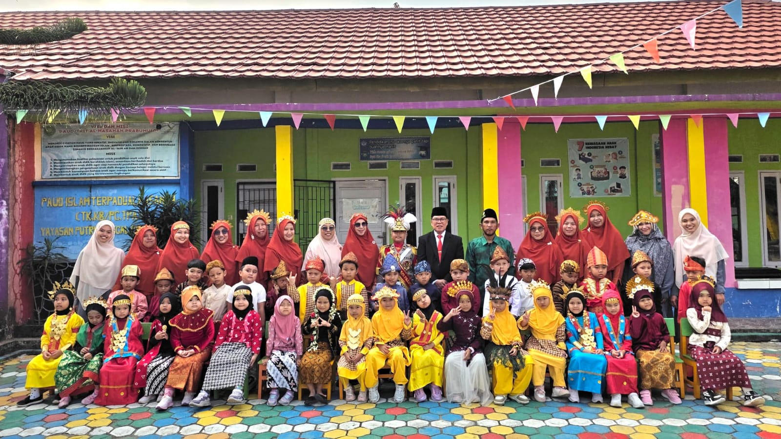 Semarak HUT RI ke-81, Sekolah IT Al Hasanah Prabumulih Tampil dengan Pakaian Adat Nusantara