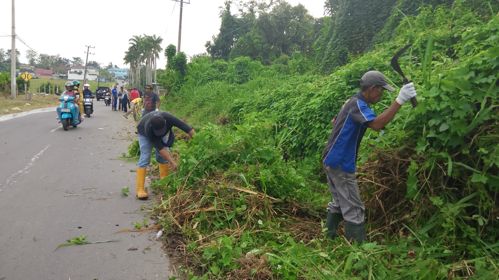 Warga Karang Raja Gelar Gotong Royong Rutin Demi Kebersihan Lingkungan