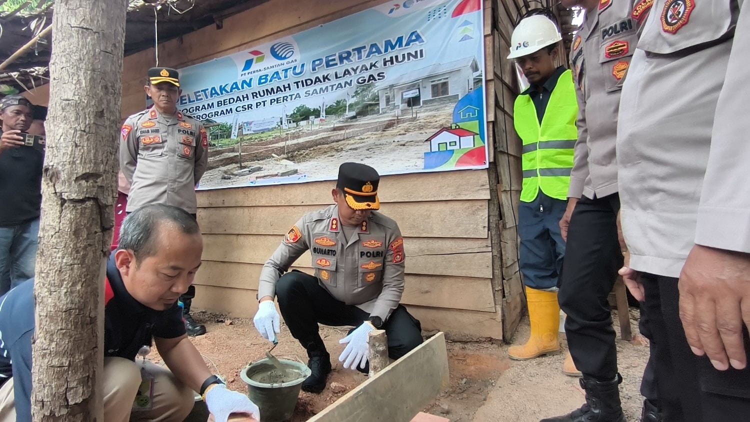 Peduli Warga Kurang Mampu, Polres Prabumulih - Perta Samtan Gas Bedah Dua Rumah di Anak Petai 